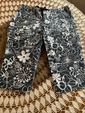 Gloria Vanderbilt Navy and White Floral Cargo Capris